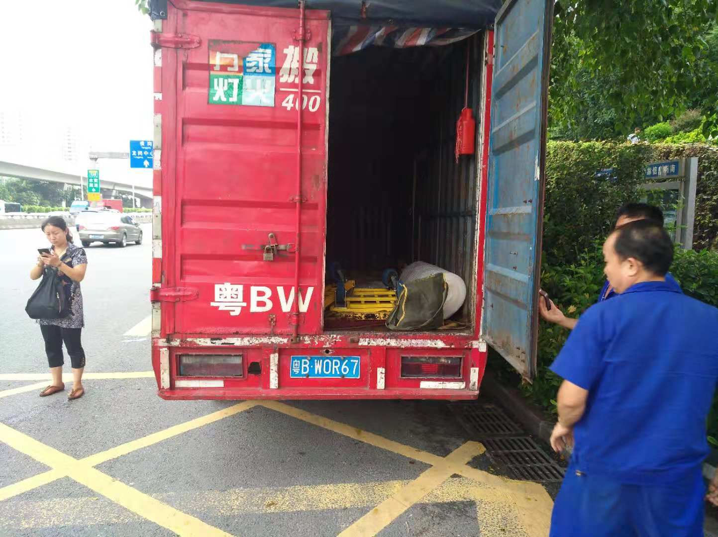 深圳搬家公司电话，尊龙搬家欢迎你！