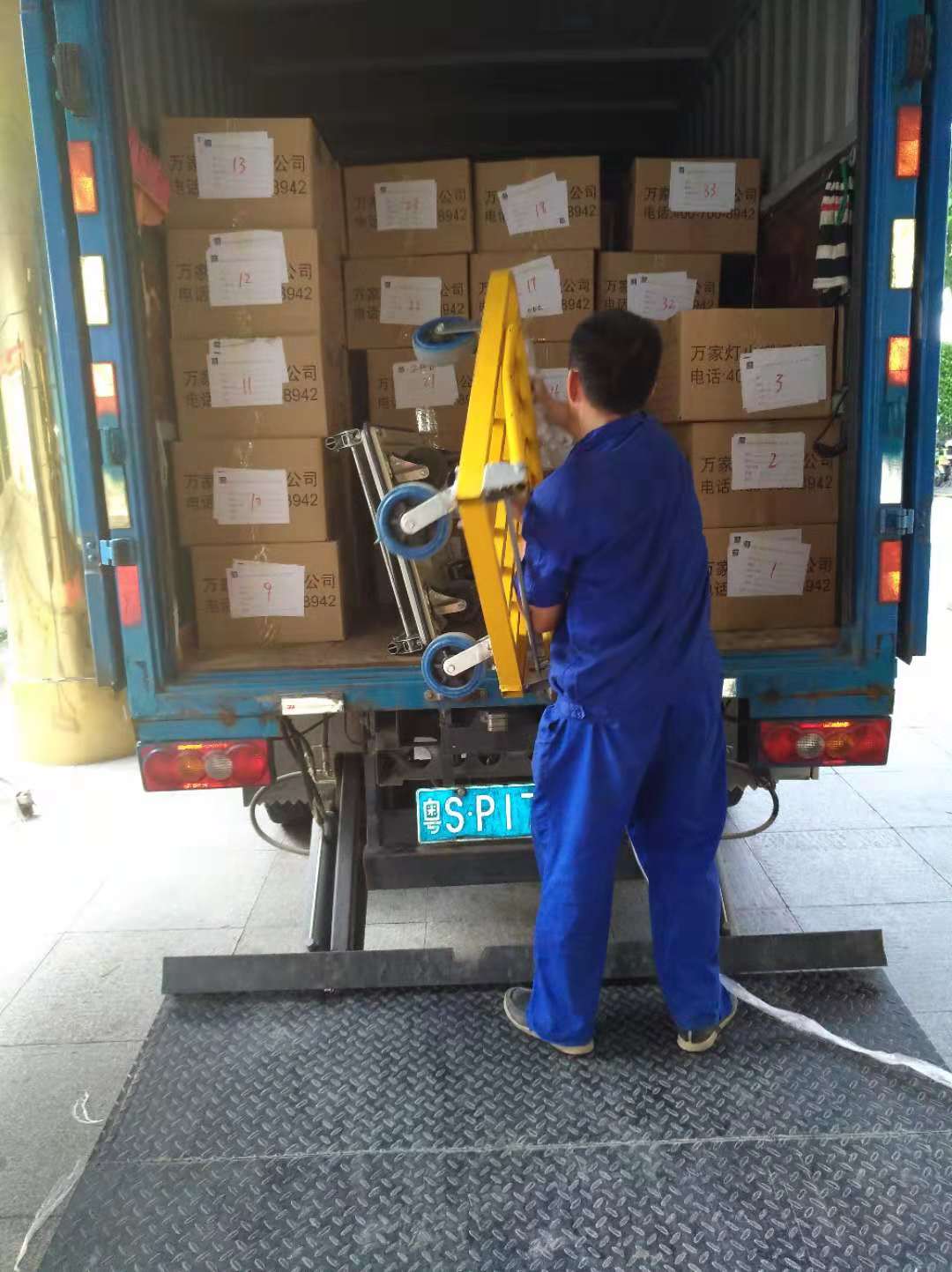  在深圳搬家怎么办，尊龙搬家公司告诉你！